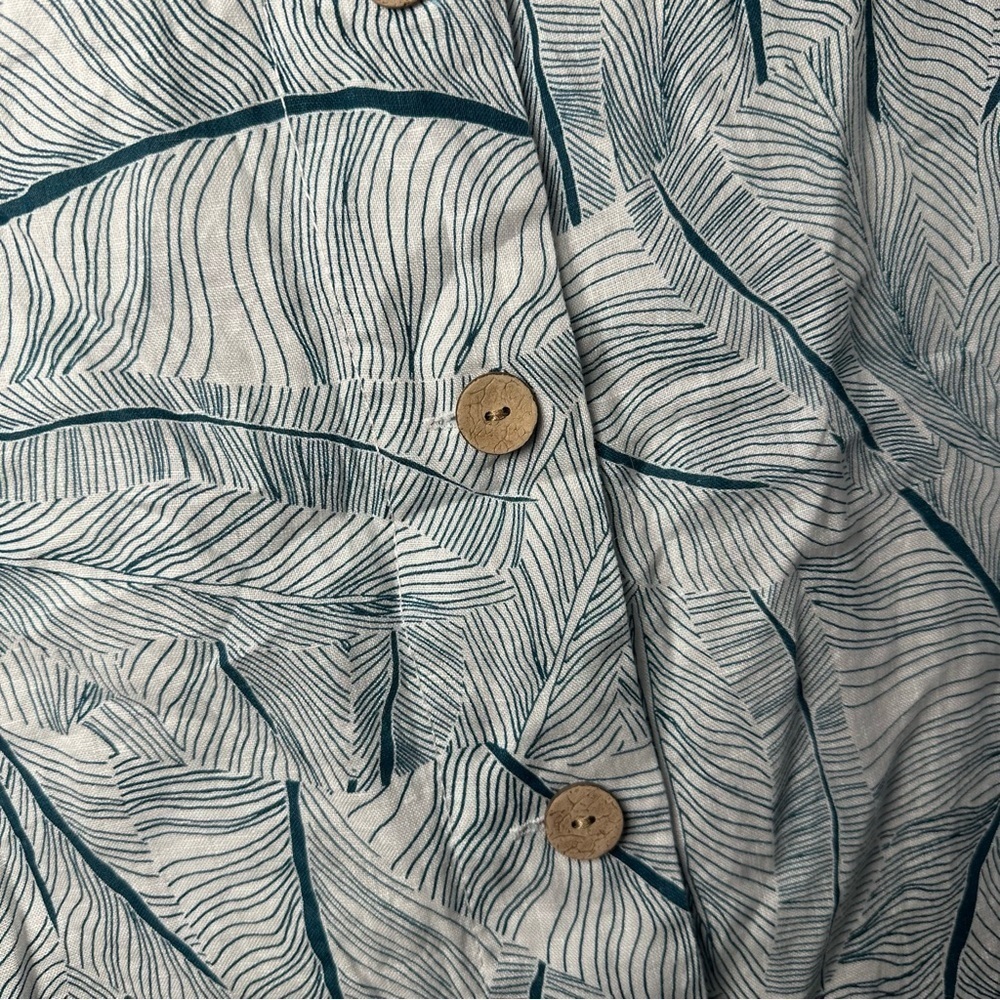Tahari xL  Linen White Green Palm Frond Floral Boxy Tee Shirt Wood Button Back - Picture 5 of 5
